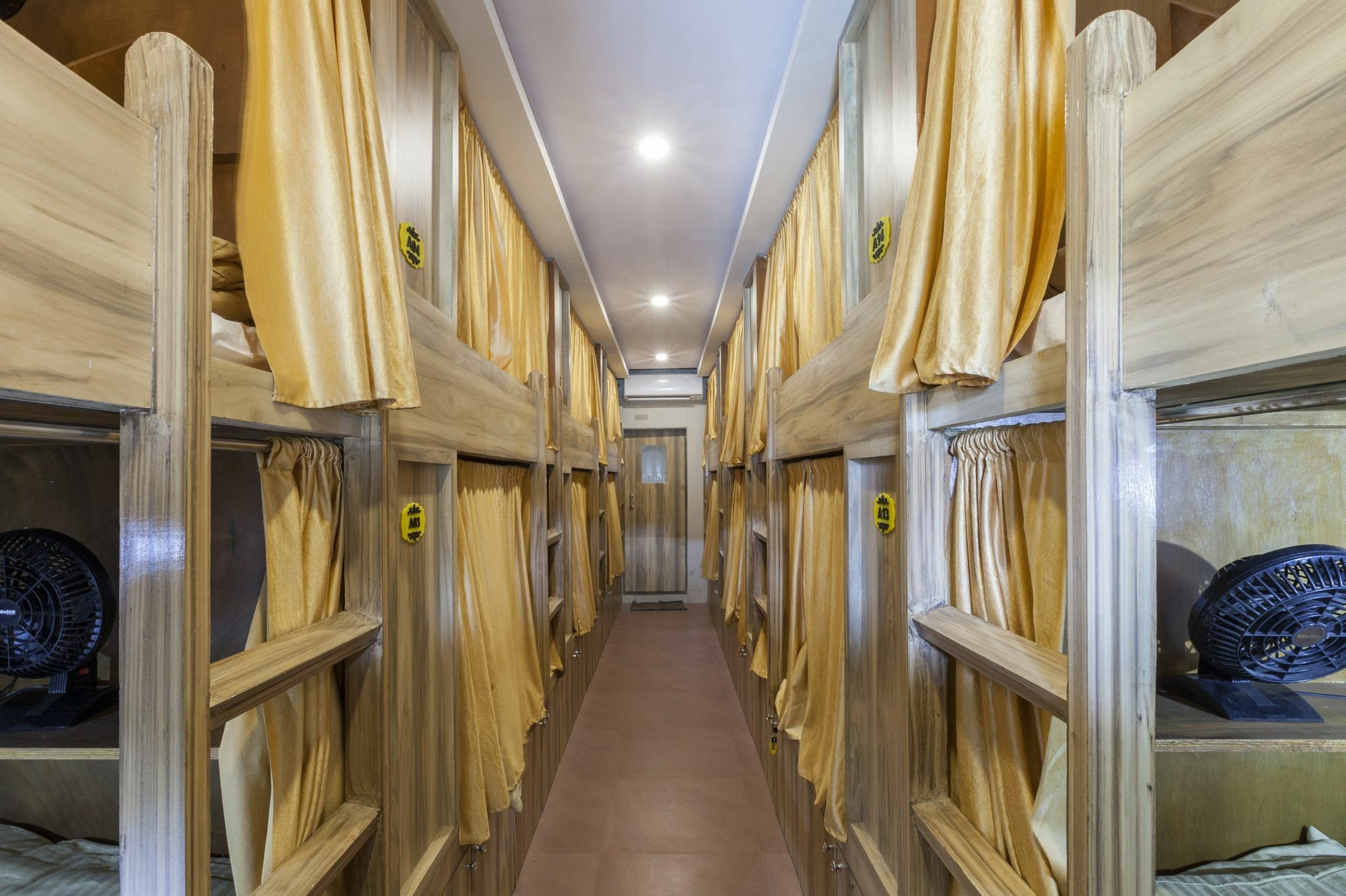 מומביי Abza Deluxe Dormitory מראה חיצוני תמונה