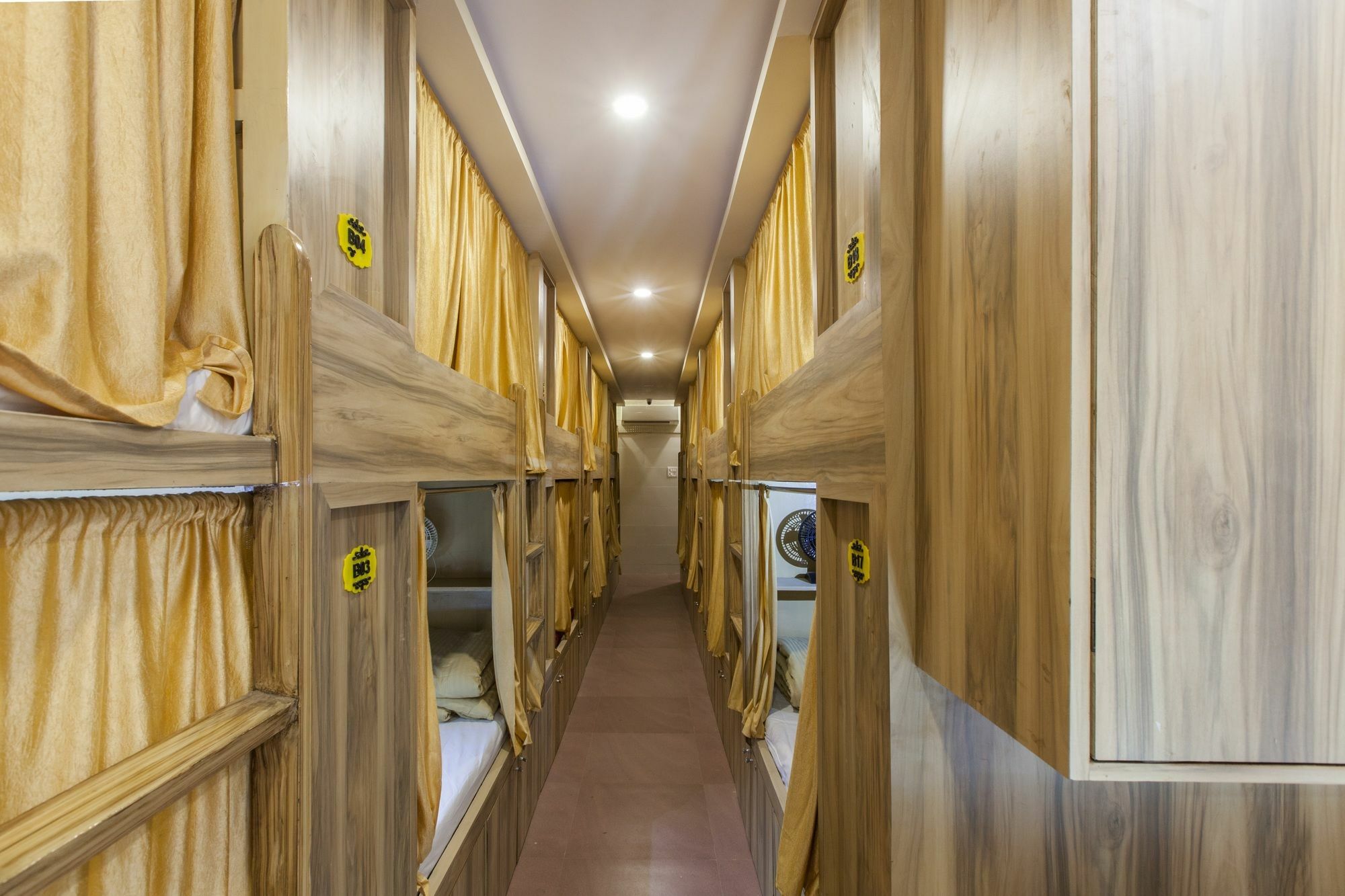 מומביי Abza Deluxe Dormitory מראה חיצוני תמונה